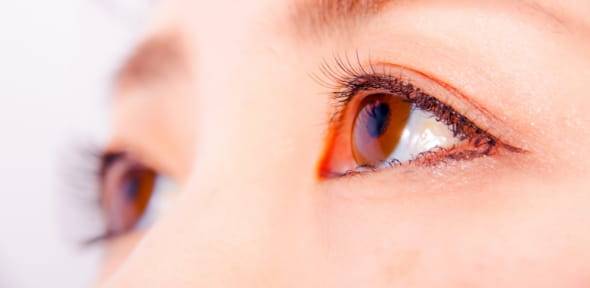 目にクローズアップした画像